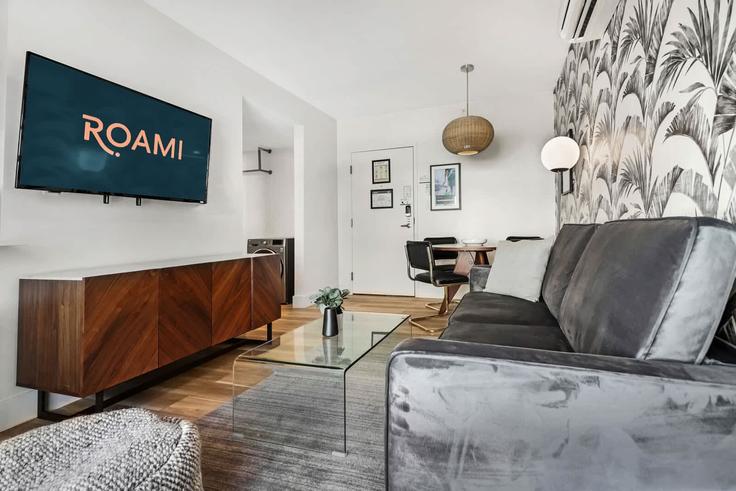 Elegante sala de estar con mobiliario moderno en un apartamento en Building Indian Creek Drive - cozysuites-guesty - 1272079 - MIA en Miami Beach, Miami Beach