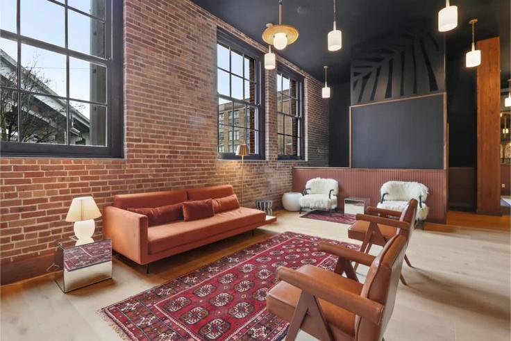Sala de estar elegantemente projetada com móveis modernos em um apartamento no Building South Peters Street - cozysuites-guesty - 1268733 - USA em New Orleans, New Orleans Sala de estar elegantemente projetada com móveis modernos em um apartamento no Building South Peters Street - cozysuites-guesty - 1268733 - USA em New Orleans, New Orleans