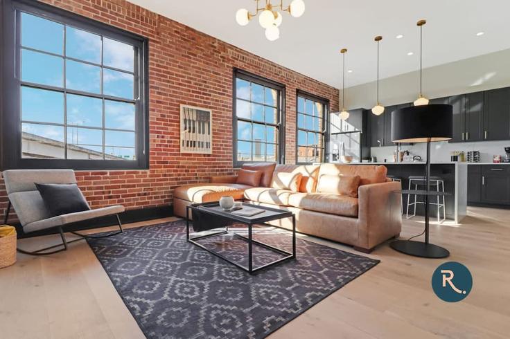 Building South Peters Street - cozysuites-guesty - 1268798 - USA adresindeki bir dairede modern mobilyalarla zarif bir şekilde tasarlanmış oturma odası New Orleans, New Orleans