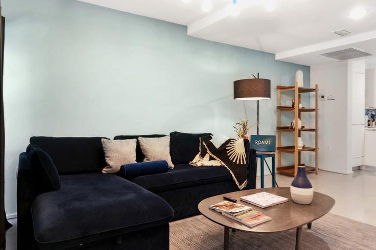 Elegante sala de estar con mobiliario moderno en un apartamento en Building Collins Avenue - cozysuites-guesty - 1272093 - MIA en Miami Beach, Miami Beach