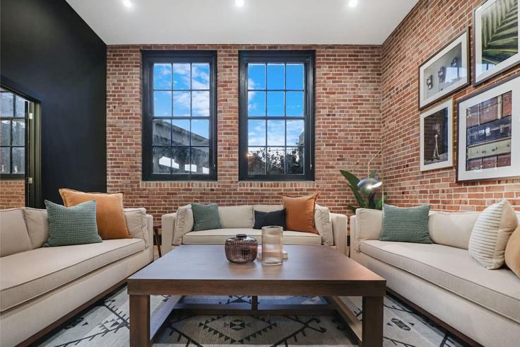 Sala de estar elegantemente projetada com móveis modernos em um apartamento no Building South Peters Street - cozysuites-guesty - 1265874 em New Orleans, New Orleans