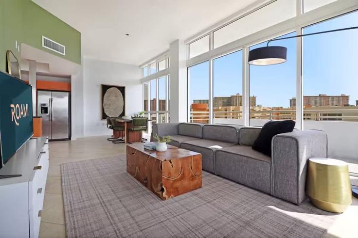 Sunny Isles Beach Sunny Isles BeachのBuilding 179th Drive - cozysuites-guesty - 1272392 - MIAのアパートメントにある、モダンな家具を備えたエレガントなデザインのリビングルーム