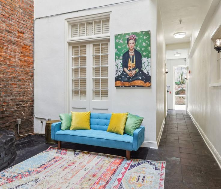 Building Chartres Street - cozysuites-guesty - 1272323 - USA adresindeki bir dairede modern mobilyalarla zarif bir şekilde tasarlanmış oturma odası New Orleans, New Orleans