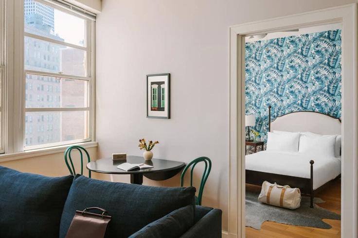 Building Common Street - cozysuites-guesty - 1272335 - USA adresindeki bir dairede modern mobilyalarla zarif bir şekilde tasarlanmış oturma odası New Orleans, New Orleans