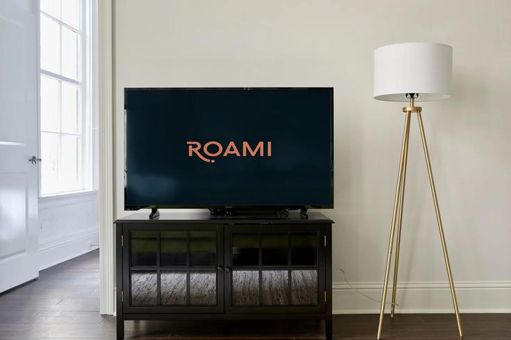 Building Gravier Street - cozysuites-guesty - 1272312 - USA adresindeki bir dairede modern mobilyalarla zarif bir şekilde tasarlanmış oturma odası New Orleans, New Orleans