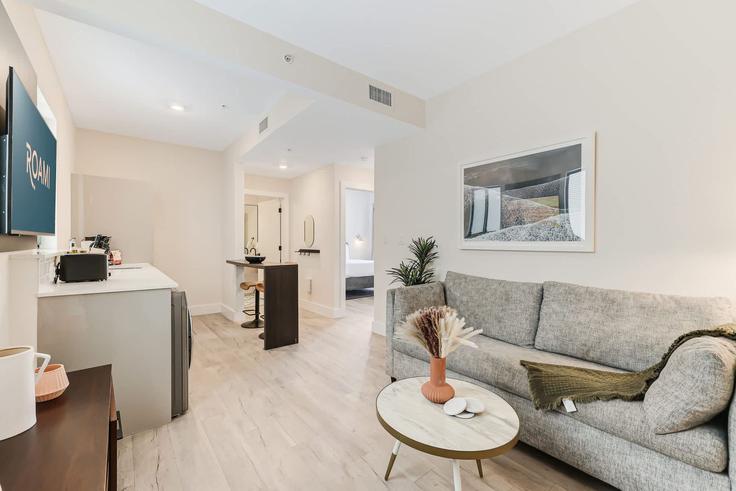 Miami MiamiのBuilding Northeast 4th Avenue - cozysuites-guesty - 1272305 - MIAのアパートメントにある、モダンな家具を備えたエレガントなデザインのリビングルーム