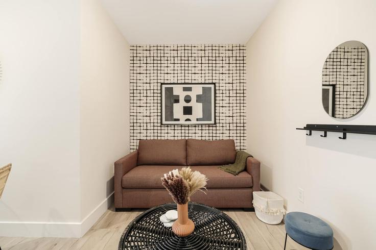 Sala de estar elegantemente projetada com móveis modernos em um apartamento no Building Northeast 4th Avenue - cozysuites-guesty - 1272302 - MIA em Miami, Miami