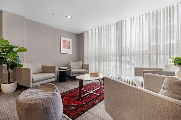 Salle de séjour élégante avec mobilier moderne dans un appartement à Building Southwest 2nd Avenue - cozysuites-guesty - 1272388 - MIA à Miami, Miami
