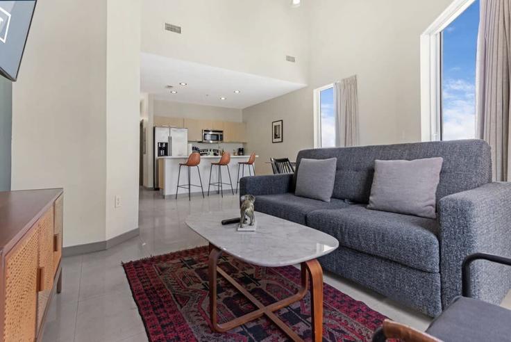 Elegante sala de estar con mobiliario moderno en un apartamento en Building Southwest 2nd Avenue - cozysuites-guesty - 1272389 - MIA en Miami, Miami Elegante sala de estar con mobiliario moderno en un apartamento en Building Southwest 2nd Avenue - cozysuites-guesty - 1272389 - MIA en Miami, Miami