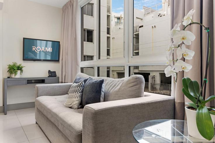 Elegante sala de estar con mobiliario moderno en un apartamento en Building Southwest 2nd Avenue - cozysuites-guesty - 1272377 - MIA en Miami, Miami