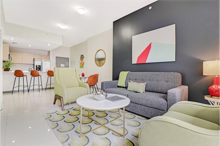Miami MiamiのBuilding Southwest 2nd Avenue - cozysuites-guesty - 1272360 - MIAのアパートメントにある、モダンな家具を備えたエレガントなデザインのリビングルーム