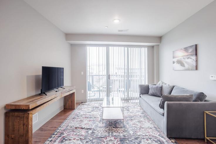 Elegante sala de estar con mobiliario moderno en un apartamento en Building East Freedom Way - cozysuites-guesty - 1439240 en Cincinnati, Cincinnati Elegante sala de estar con mobiliario moderno en un apartamento en Building East Freedom Way - cozysuites-guesty - 1439240 en Cincinnati, Cincinnati