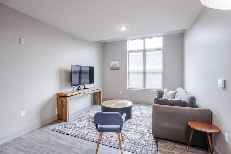 Elegante sala de estar con mobiliario moderno en un apartamento en Building East Freedom Way - cozysuites-guesty - 1439241 en Cincinnati, Cincinnati Elegante sala de estar con mobiliario moderno en un apartamento en Building East Freedom Way - cozysuites-guesty - 1439241 en Cincinnati, Cincinnati