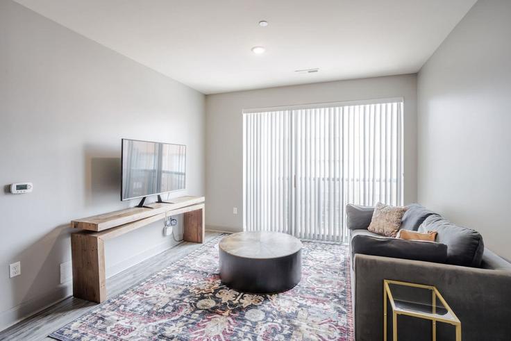 Building East Freedom Way - cozysuites-guesty - 1257390 - USA adresindeki bir dairede modern mobilyalarla zarif bir şekilde tasarlanmış oturma odası Cincinnati, Cincinnati