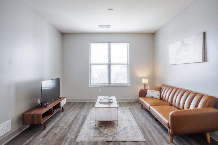 Building East Freedom Way - cozysuites-guesty - 1257377 - USA adresindeki bir dairede modern mobilyalarla zarif bir şekilde tasarlanmış oturma odası Cincinnati, Cincinnati