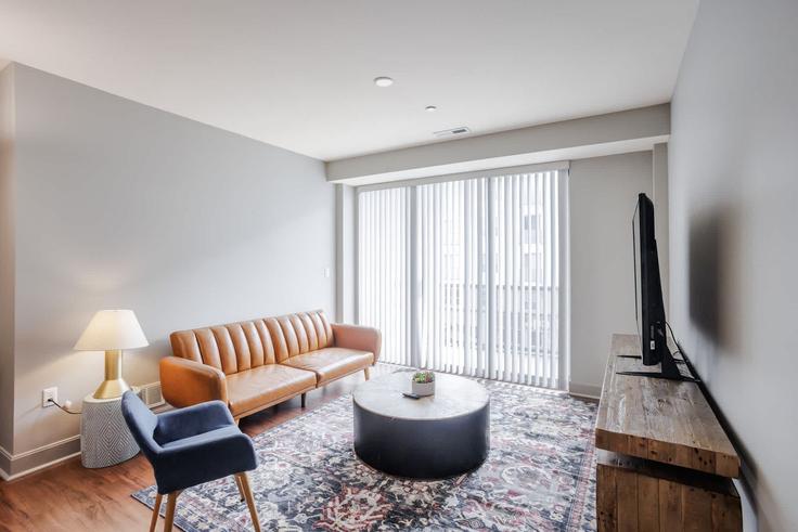 Cincinnati, Cincinnati에 위치한 Building East Freedom Way - cozysuites-guesty - 1257387 - USA 아파트의 세련된 인테리어가 돋보이는 거실 Cincinnati, Cincinnati에 위치한 Building East Freedom Way - cozysuites-guesty - 1257387 - USA 아파트의 세련된 인테리어가 돋보이는 거실