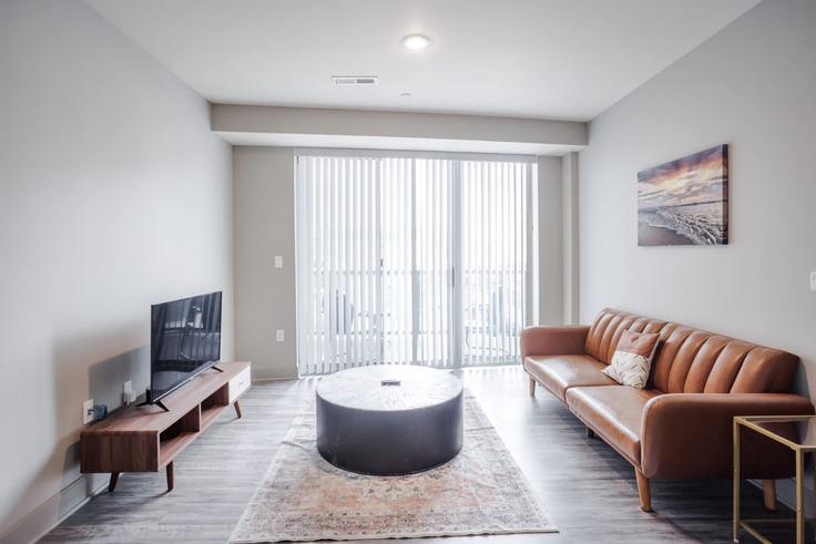 Elegante sala de estar con mobiliario moderno en un apartamento en Building East Freedom Way - cozysuites-guesty - 1257385 - USA en Cincinnati, Cincinnati Elegante sala de estar con mobiliario moderno en un apartamento en Building East Freedom Way - cozysuites-guesty - 1257385 - USA en Cincinnati, Cincinnati