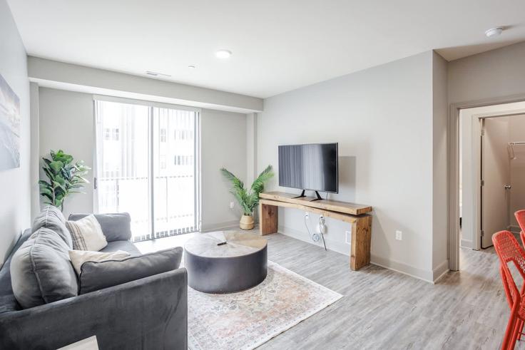 Cincinnati, Cincinnati에 위치한 Building East Freedom Way - cozysuites-guesty - 1257380 - USA 아파트의 세련된 인테리어가 돋보이는 거실 Cincinnati, Cincinnati에 위치한 Building East Freedom Way - cozysuites-guesty - 1257380 - USA 아파트의 세련된 인테리어가 돋보이는 거실