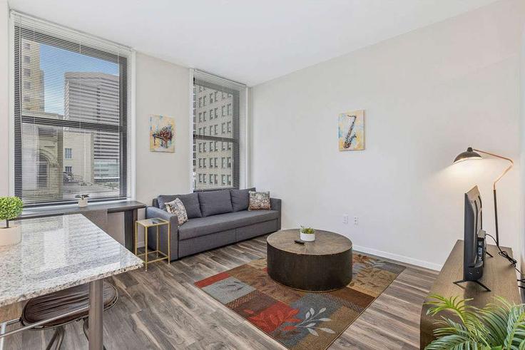 Building West 4th Street - cozysuites-guesty - 1094344 - USA adresindeki bir dairede modern mobilyalarla zarif bir şekilde tasarlanmış oturma odası Cincinnati, Cincinnati