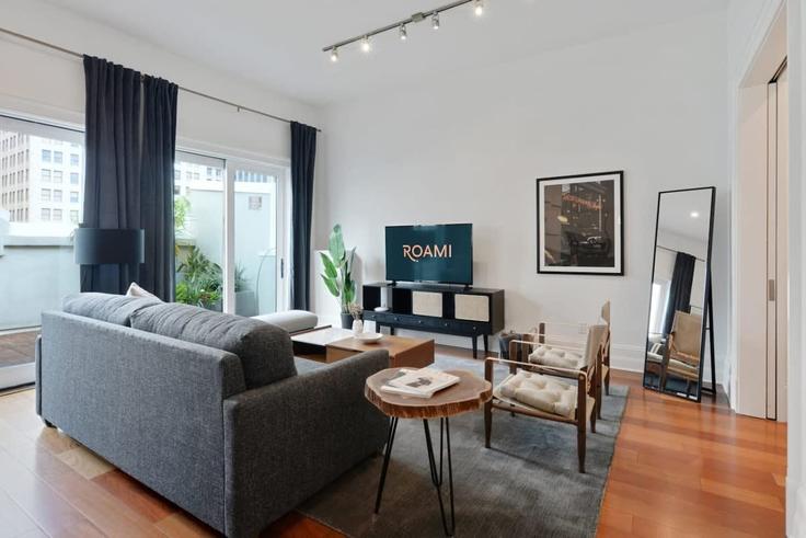 Building Perdido Street - cozysuites-guesty - 1272316 - USA adresindeki bir dairede modern mobilyalarla zarif bir şekilde tasarlanmış oturma odası New Orleans, New Orleans Building Perdido Street - cozysuites-guesty - 1272316 - USA adresindeki bir dairede modern mobilyalarla zarif bir şekilde tasarlanmış oturma odası New Orleans, New Orleans