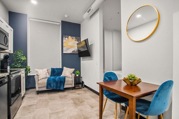 Salle de séjour élégante avec mobilier moderne dans un appartement à Building 9th Street - cozysuites-guesty - 1282217 - USA à Pittsburgh, Pittsburgh Salle de séjour élégante avec mobilier moderne dans un appartement à Building 9th Street - cozysuites-guesty - 1282217 - USA à Pittsburgh, Pittsburgh