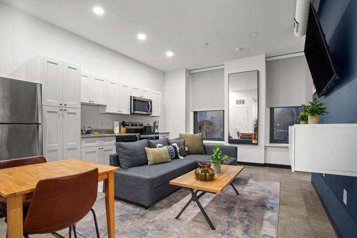 Salle de séjour élégante avec mobilier moderne dans un appartement à Building 9th Street - cozysuites-guesty - 1282218 - USA à Pittsburgh, Pittsburgh Salle de séjour élégante avec mobilier moderne dans un appartement à Building 9th Street - cozysuites-guesty - 1282218 - USA à Pittsburgh, Pittsburgh