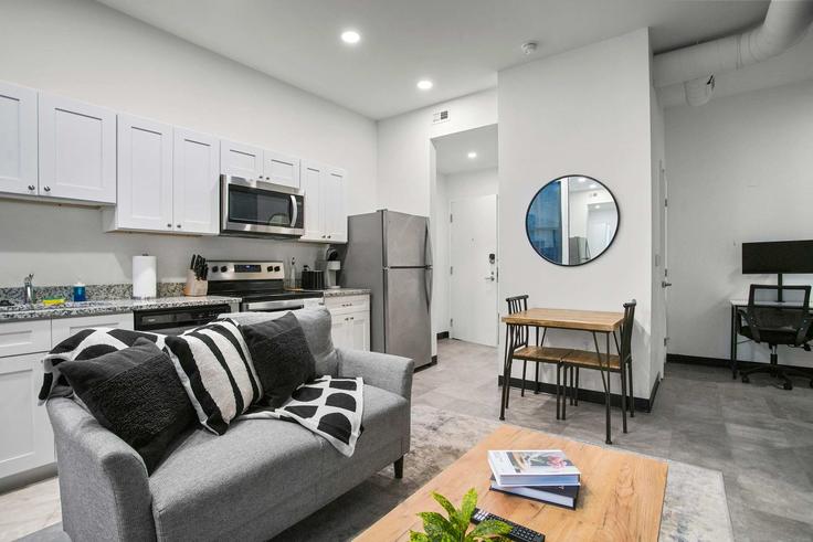 Pittsburgh, Pittsburgh 소재 Building 9th Street - cozysuites-guesty - 1283514 - USA 유닛에 마련된, 현대적인 가구로 꾸며진 우아한 디자인의 거실
