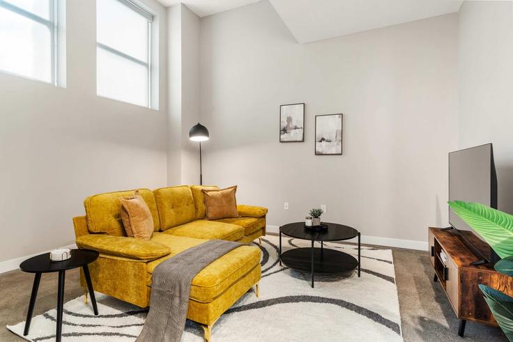 Elegante sala de estar con mobiliario moderno en un apartamento en Building West 4th Street - cozysuites-guesty - 1465689 en Cincinnati, Cincinnati