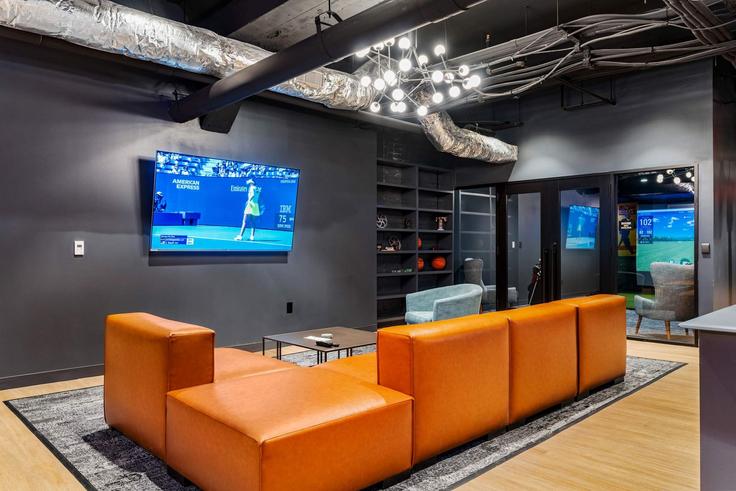 Elegante sala de estar con mobiliario moderno en un apartamento en Building West 4th Street - cozysuites-guesty - 1301401 - USA en Cincinnati, Cincinnati Elegante sala de estar con mobiliario moderno en un apartamento en Building West 4th Street - cozysuites-guesty - 1301401 - USA en Cincinnati, Cincinnati