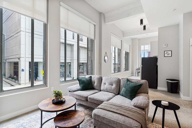 Salle de séjour élégante avec mobilier moderne dans un appartement à Building West 4th Street - cozysuites-guesty - 1301568 - USA à Cincinnati, Cincinnati Salle de séjour élégante avec mobilier moderne dans un appartement à Building West 4th Street - cozysuites-guesty - 1301568 - USA à Cincinnati, Cincinnati