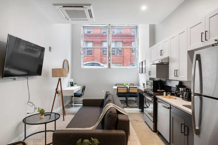 Cincinnati, Cincinnati에 위치한 Building West 4th Street - cozysuites-guesty - 1301397 - USA 아파트의 세련된 인테리어가 돋보이는 거실 Cincinnati, Cincinnati에 위치한 Building West 4th Street - cozysuites-guesty - 1301397 - USA 아파트의 세련된 인테리어가 돋보이는 거실