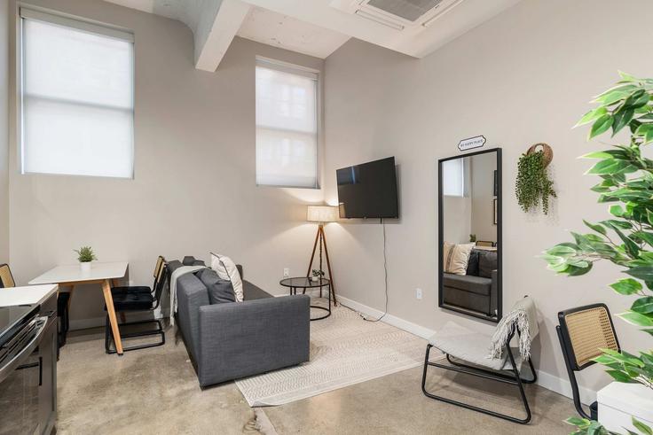 Building West 4th Street - cozysuites-guesty - 1301409 - USA adresindeki bir dairede modern mobilyalarla zarif bir şekilde tasarlanmış oturma odası Cincinnati, Cincinnati