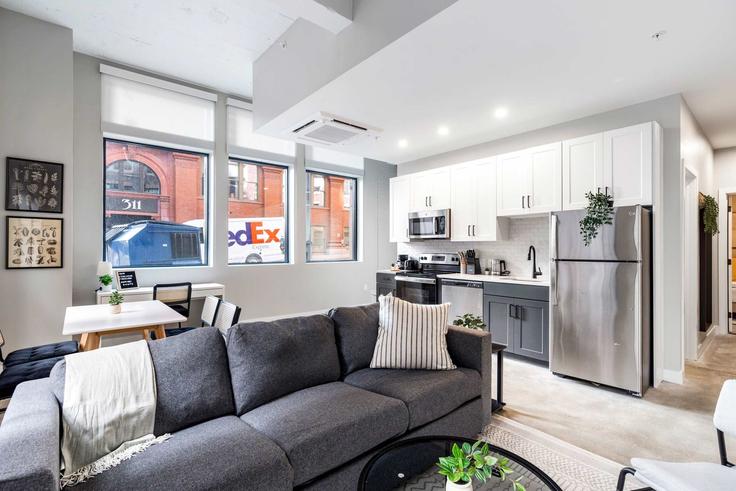 Cincinnati, Cincinnati에 위치한 Building West 4th Street - cozysuites-guesty - 1301564 - USA 아파트의 세련된 인테리어가 돋보이는 거실