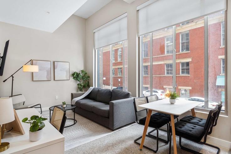 Sala de estar elegantemente projetada com móveis modernos em um apartamento no Building West 4th Street - cozysuites-guesty - 1465696 em Cincinnati, Cincinnati Sala de estar elegantemente projetada com móveis modernos em um apartamento no Building West 4th Street - cozysuites-guesty - 1465696 em Cincinnati, Cincinnati