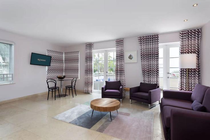 Salle de séjour élégante avec mobilier moderne dans un appartement à Building Washington Avenue - cozysuites-guesty - 1300965 - MIA à Miami Beach, Miami Beach
