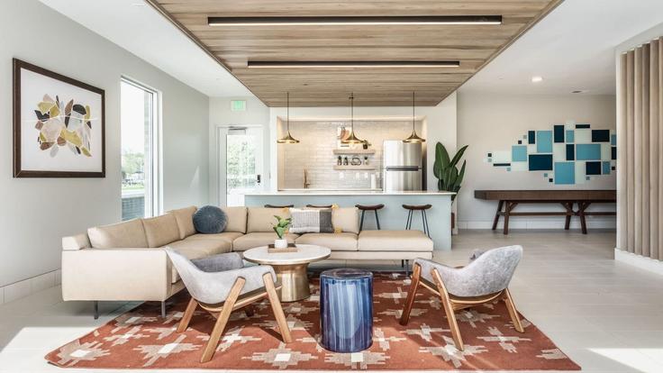 Indianapolis, Indianapolis에 위치한 Building North Rural Street - cozysuites-guesty - 1301414 - USA 아파트의 세련된 인테리어가 돋보이는 거실 Indianapolis, Indianapolis에 위치한 Building North Rural Street - cozysuites-guesty - 1301414 - USA 아파트의 세련된 인테리어가 돋보이는 거실