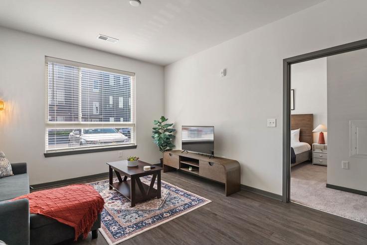 Indianapolis, Indianapolis에 위치한 Building North Rural Street - cozysuites-guesty - 1301563 - USA 아파트의 세련된 인테리어가 돋보이는 거실 Indianapolis, Indianapolis에 위치한 Building North Rural Street - cozysuites-guesty - 1301563 - USA 아파트의 세련된 인테리어가 돋보이는 거실