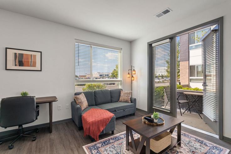 Building North Rural Street - cozysuites-guesty - 1301402 - USA adresindeki bir dairede modern mobilyalarla zarif bir şekilde tasarlanmış oturma odası Indianapolis, Indianapolis Building North Rural Street - cozysuites-guesty - 1301402 - USA adresindeki bir dairede modern mobilyalarla zarif bir şekilde tasarlanmış oturma odası Indianapolis, Indianapolis