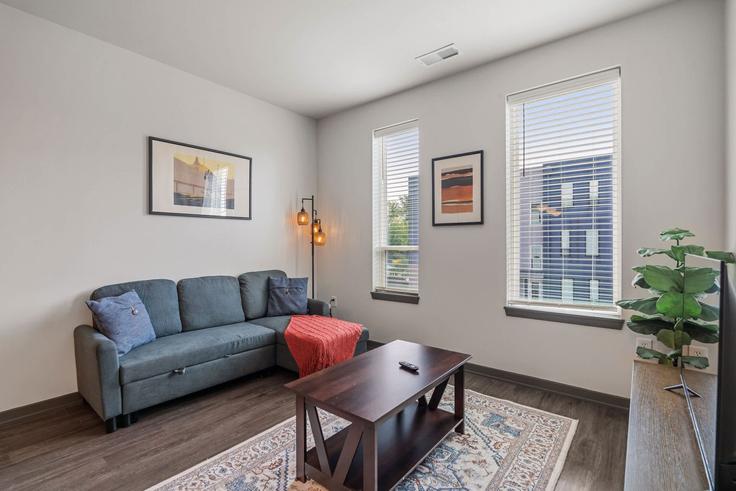 Indianapolis IndianapolisのBuilding North Rural Street - cozysuites-guesty - 1301567 - USAのアパートメントにある、モダンな家具を備えたエレガントなデザインのリビングルーム Indianapolis IndianapolisのBuilding North Rural Street - cozysuites-guesty - 1301567 - USAのアパートメントにある、モダンな家具を備えたエレガントなデザインのリビングルーム