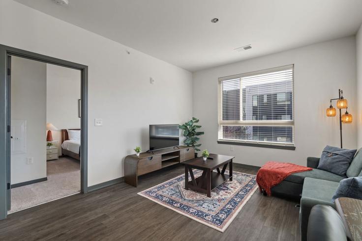 Building North Rural Street - cozysuites-guesty - 1301569 - USA adresindeki bir dairede modern mobilyalarla zarif bir şekilde tasarlanmış oturma odası Indianapolis, Indianapolis Building North Rural Street - cozysuites-guesty - 1301569 - USA adresindeki bir dairede modern mobilyalarla zarif bir şekilde tasarlanmış oturma odası Indianapolis, Indianapolis