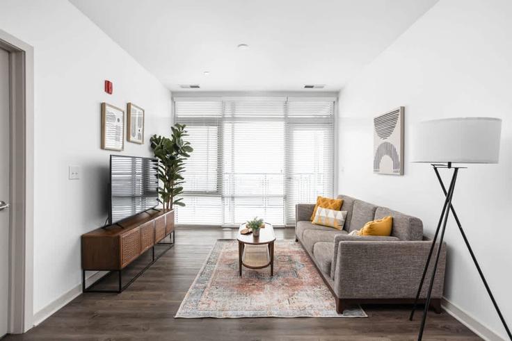 Elegant gestaltetes Wohnzimmer mit moderner Einrichtung in einer Wohnung im Building North College Avenue - cozysuites-guesty - 1378237 in Indianapolis, Indianapolis