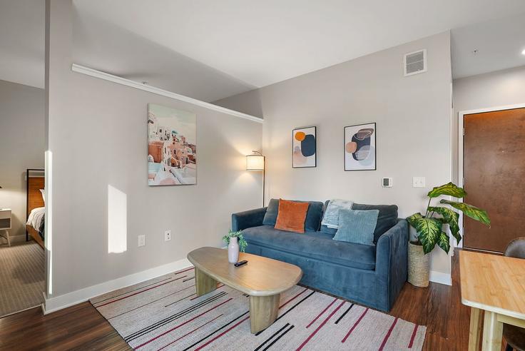 Minneapolis MinneapolisのBuilding Nicollet Avenue - cozysuites-guesty - 1319958のアパートメントにある、モダンな家具を備えたエレガントなデザインのリビングルーム Minneapolis MinneapolisのBuilding Nicollet Avenue - cozysuites-guesty - 1319958のアパートメントにある、モダンな家具を備えたエレガントなデザインのリビングルーム