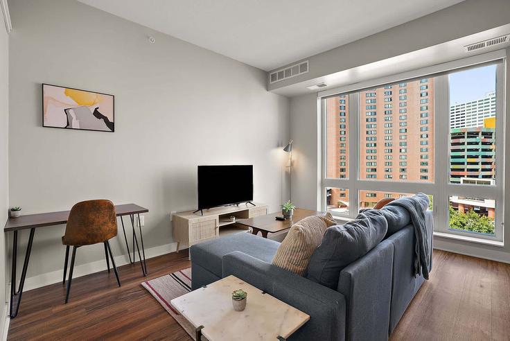 Minneapolis, Minneapolis에 위치한 Building Nicollet Avenue - cozysuites-guesty - 1319949 아파트의 세련된 인테리어가 돋보이는 거실
