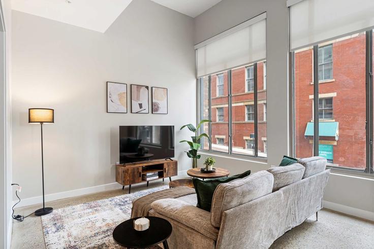 Building West 4th Street - cozysuites-guesty - 1354363 adresindeki bir dairede modern mobilyalarla zarif bir şekilde tasarlanmış oturma odası Cincinnati, Cincinnati Building West 4th Street - cozysuites-guesty - 1354363 adresindeki bir dairede modern mobilyalarla zarif bir şekilde tasarlanmış oturma odası Cincinnati, Cincinnati