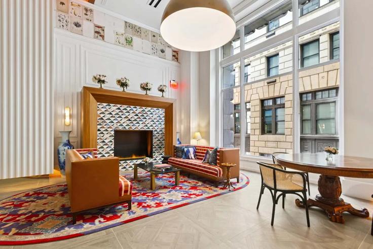 Sala de estar elegantemente projetada com móveis modernos em um apartamento no Building East 4th Street - cozysuites-guesty - 1343755 em Cincinnati, Cincinnati