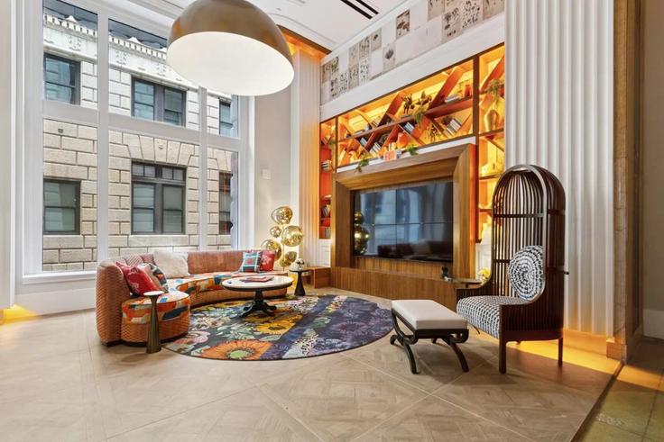 Sala de estar elegantemente projetada com móveis modernos em um apartamento no Building East 4th Street - cozysuites-guesty - 1404476 em Cincinnati, Cincinnati Sala de estar elegantemente projetada com móveis modernos em um apartamento no Building East 4th Street - cozysuites-guesty - 1404476 em Cincinnati, Cincinnati