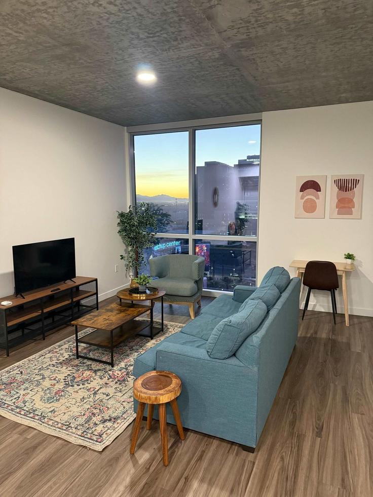 Phoenix PhoenixのBuilding East Jefferson Street - cozysuites-guesty - 1369267のアパートメントにある、モダンな家具を備えたエレガントなデザインのリビングルーム Phoenix PhoenixのBuilding East Jefferson Street - cozysuites-guesty - 1369267のアパートメントにある、モダンな家具を備えたエレガントなデザインのリビングルーム