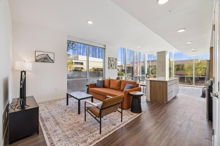 Elegante sala de estar con mobiliario moderno en un apartamento en Building East Jefferson Street - cozysuites-guesty - 1369269 en Phoenix, Phoenix Elegante sala de estar con mobiliario moderno en un apartamento en Building East Jefferson Street - cozysuites-guesty - 1369269 en Phoenix, Phoenix