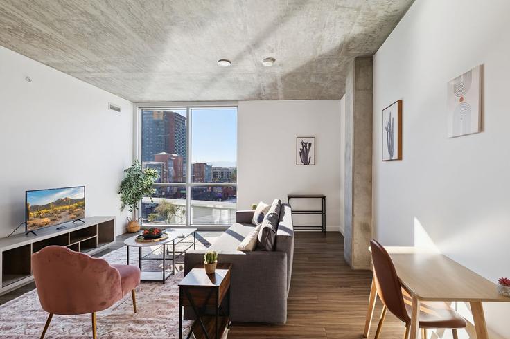 Phoenix PhoenixのBuilding East Jefferson Street - cozysuites-guesty - 1369270のアパートメントにある、モダンな家具を備えたエレガントなデザインのリビングルーム