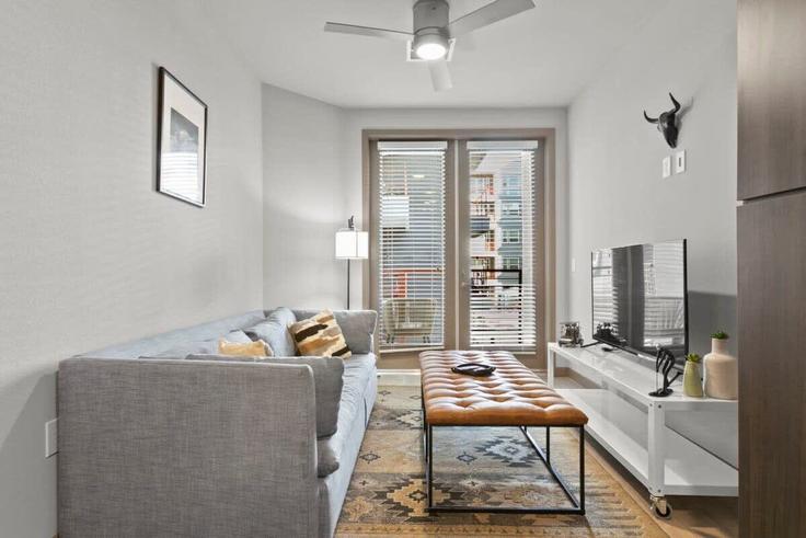 Phoenix PhoenixのBuilding North 2nd Avenue - cozysuites-guesty - 1343749のアパートメントにある、モダンな家具を備えたエレガントなデザインのリビングルーム